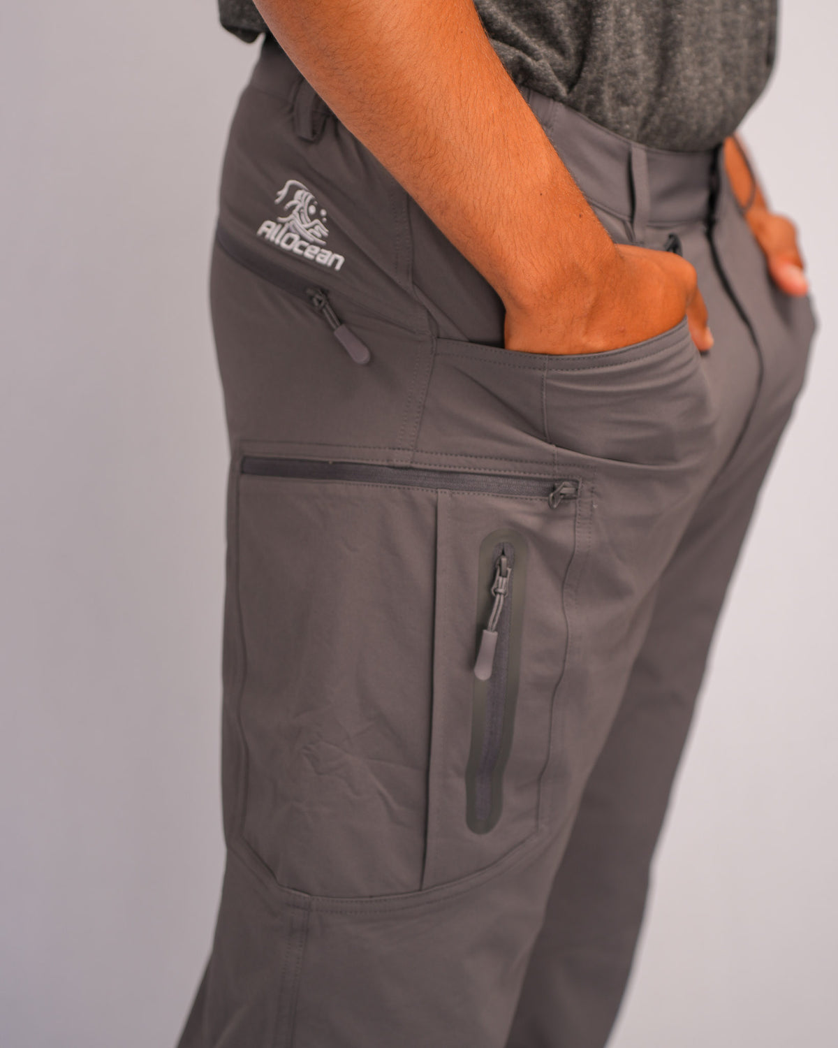 8 pockets, 6 zippered